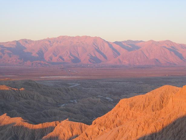 San Ysidro山脈位於Anza-Borrego州立公園沙漠的聖地亞哥市中心以東。