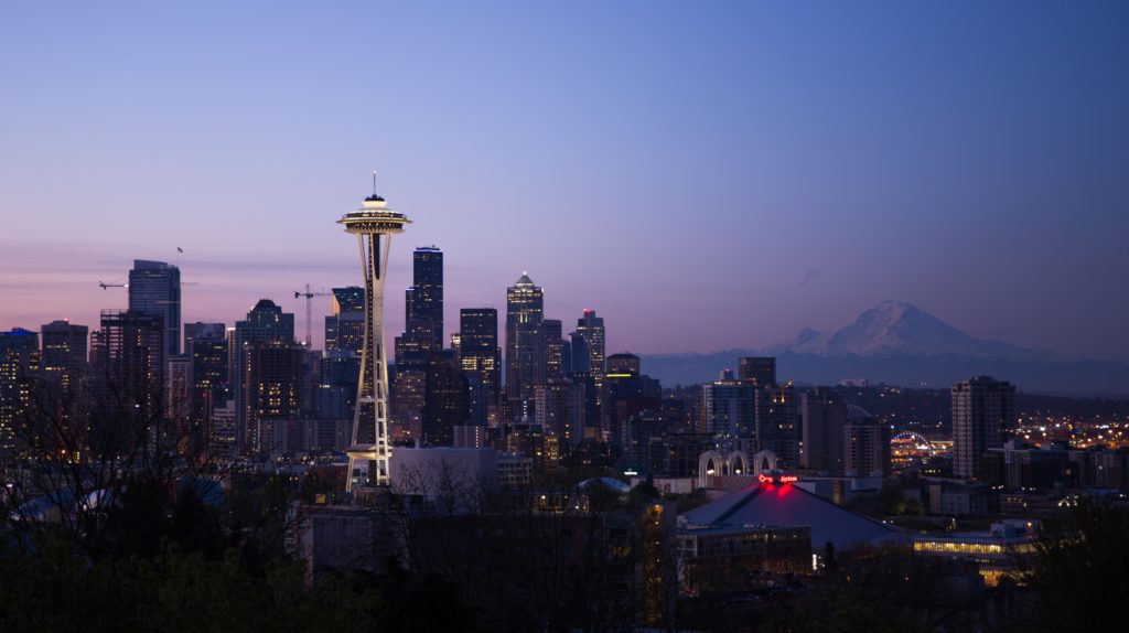 La torre de observación Space Needle ilumina la noche en el horizonte de Seattle.