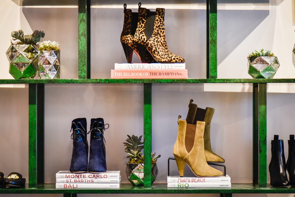 Veronica Beard推出了第一款採用Fall 2017系列的鞋子。