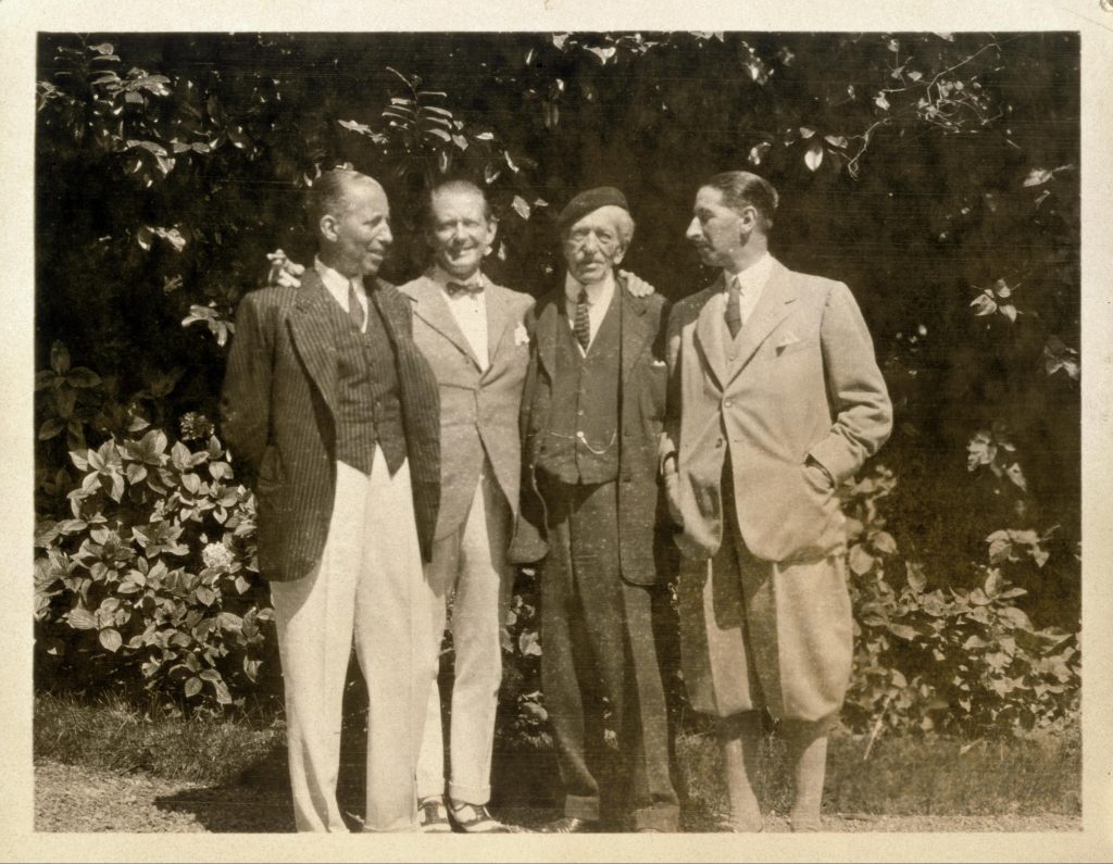 阿爾弗雷德·卡地亞（Alfred Cartier）和他的三個兒子。 從左至右：紐約卡地亞（Cartier）總部的皮埃爾（Pierre），巴黎（Paris）的路易斯（Louis）和倫敦（London）的雅克（Jacques）。 聖讓·德·盧茲（Saint Jean de Luz），1922年。卡地亞（Cartier）©卡地亞（Cartier）